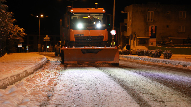 Samsun'da Kar Yağışı Şiddetlendi: Uçak Seferleri İptal, Motokuryelere Trafik Yasağı